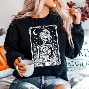 Sweatshirt maman Halloween Shih Tzu, conception de cartes de tarot squelette, cadeau Halloween Shih Tzu, sweat amateur Shih Tzu, pull maman chien mignon