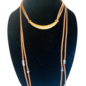 Collar envolvente de cuero con cuentas de cerámica de colores y detalles en oro martillado