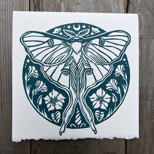 Luna nachtvlinder Linosnede notitiekaart - handgemaakte kaart - 5,25 "x 5,25" vierkant - versierde rand - blanco - inclusief envelop - smaragdgroene inkt - verjaardagskaart