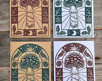 Tarjeta Solsticio con impresión linográfica original - Hongo Amanita - Tinta roja y verde sobre cartulina kraft blanca y marrón - 12,7 x 18,8 cm