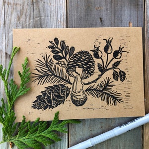 Oryginalna kartka świąteczna wykonana metodą linorytu - Amanita Mushroom and Botanicals- Solstice Card- Kartka świąteczna- Brązowy karton typu Kraft- 5 x 7