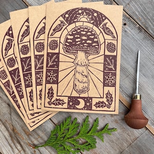 Paquet de 5 cartes de Noël - Amanite champignon avec soleil et lune - Cartes imprimées linogravure originales - A7 - Encre rouge sur papier cartonné Kraft marron - Cartes des fêtes