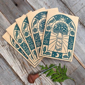 5er Pack Weihnachtskarten - Fliegenpilz mit Sonne und Mond - Original Linoldruck Karten - A7 - Grüne Tinte, Brauner Kraftkarton - Weihnachtskarten