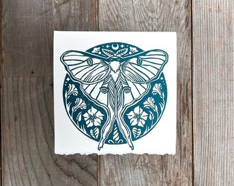 Tarjeta de felicitación con grabado en linóleo de la polilla Luna - Tarjeta hecha a mano - Cuadrada de 13,3 cm x 13,3 cm - Borde irregular - En blanco - Incluye sobre - Tinta verde esmeralda - Tarjeta de cumpleaños