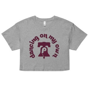 Dancing on my own Women’s crop top