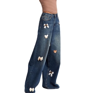 Women&#39;s Wide-Leg Wide-Leg Denim Jeans with Bow & Teddy Bear Patches – Y2K Streetwear Aesthetic– Elegant Statement Pants | High-Waist Minimal