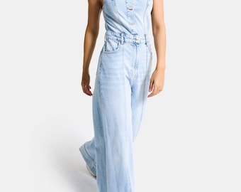 Mono vaquero acampanado de lavado claro, sin mangas, de talle alto y pierna ancha, estilo retro de los años 70.