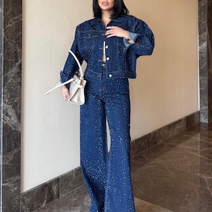 Funkelnder Denim Zweiteiler-Set – Strassjacke, Jeans mit weitem Bein – Statement-Outfit