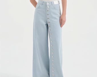 Jeansy z wysokim stanem i szerokimi nogawkami – denim z guzikami z boku