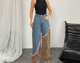 Denimblauwe damesjeans met wijde pijpen en contrasterend luipaardprint – statement patchworkbroek