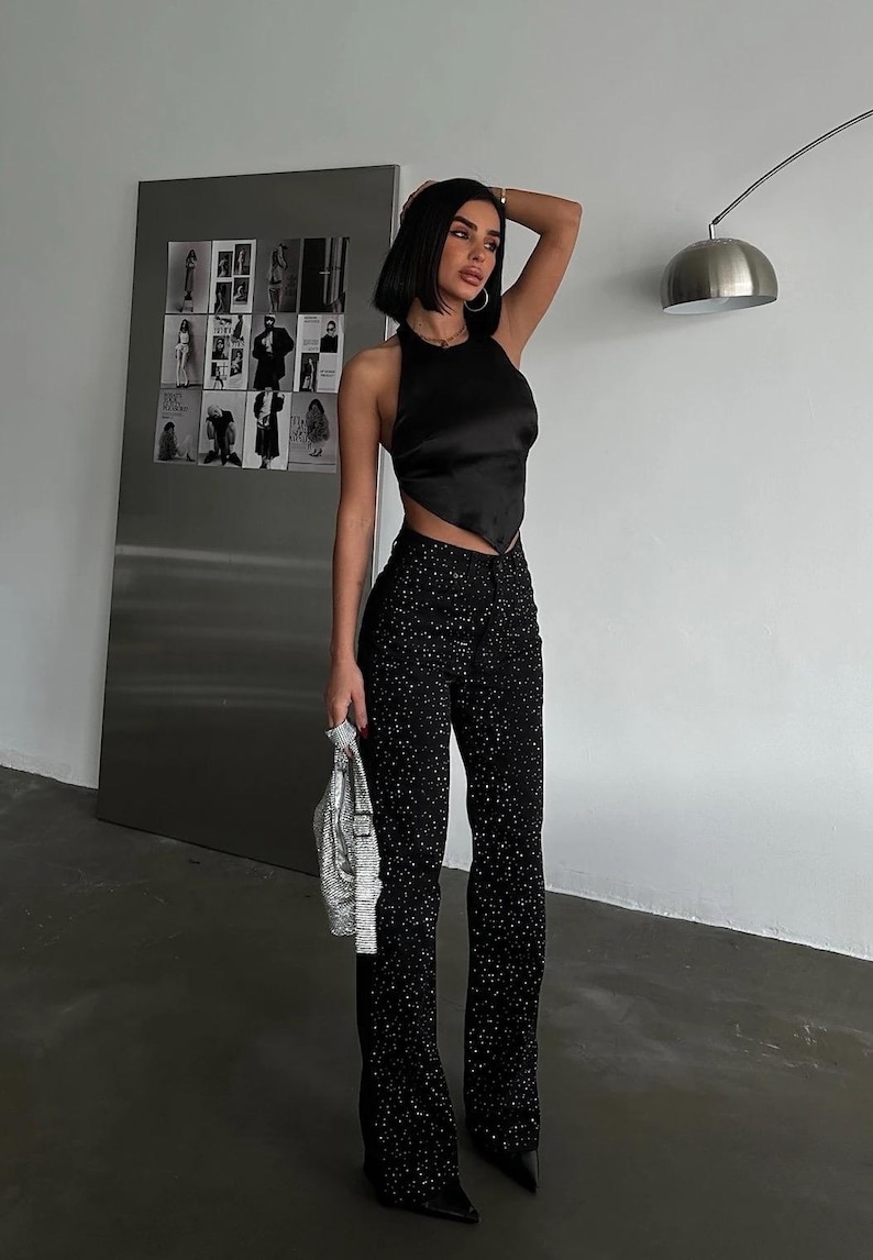 Product Description
Sample Size: S (Height: 167 cm - Weight: 52 kg)
Product Content: Denim