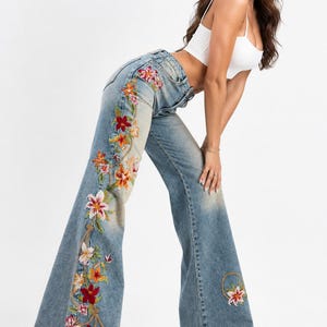 Vaqueros anchos estilo boho vaquero bordados con flores a mano