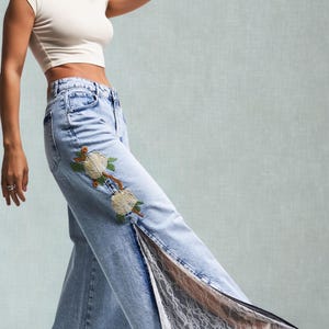 Jean Femme Palazzo Bleu Clair – Pantalon Large avec Dentelle Florale Blanche – Taille Haute Fait Main - ジャン カジュアル シック - ジャン ボエーム