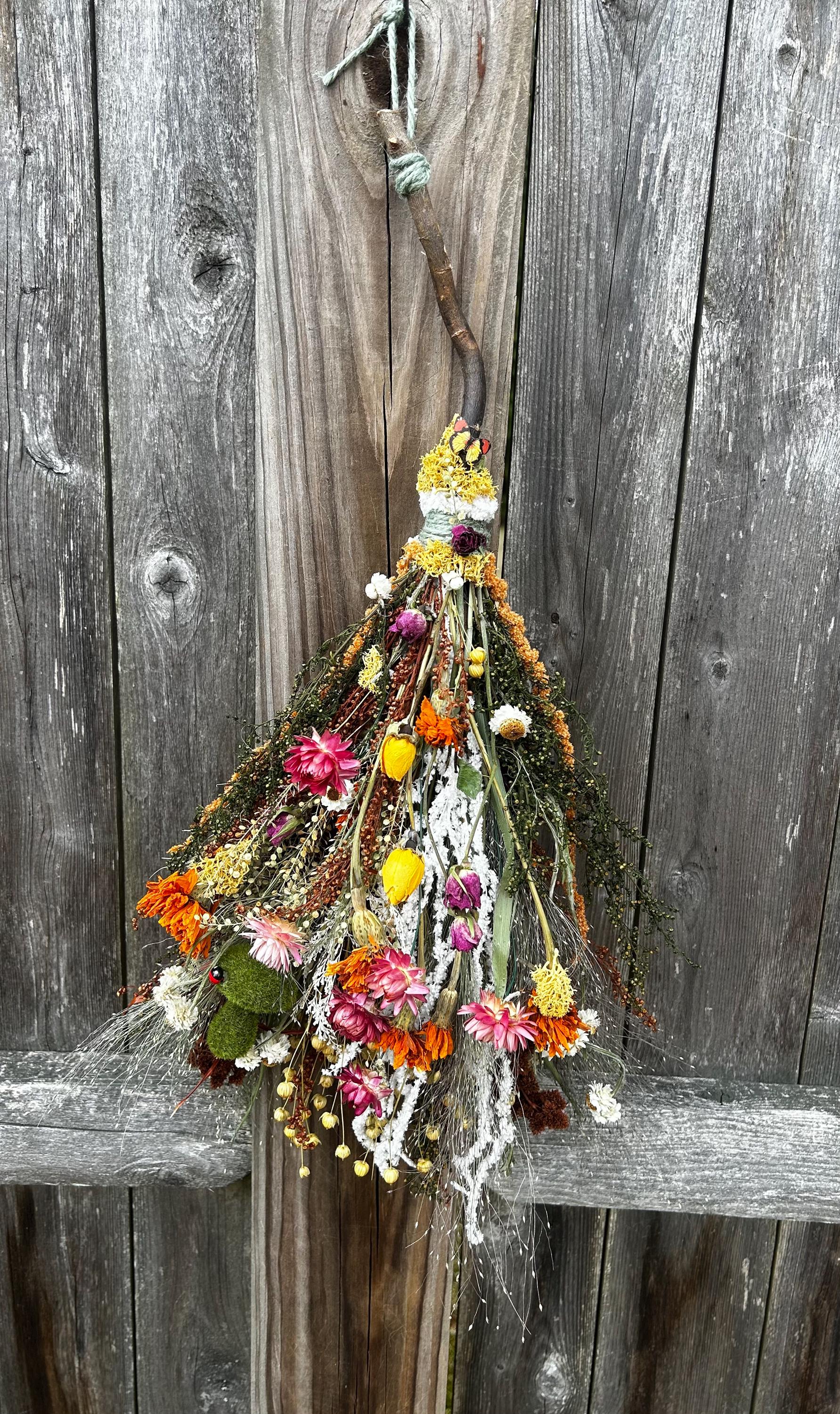 Escoba de flores secas, escoba de primavera, decoración del hogar, brujería, escoba de equinoccio de primavera, decoración de brujas, decoración de pared floral, decoración de flores secas, escoba