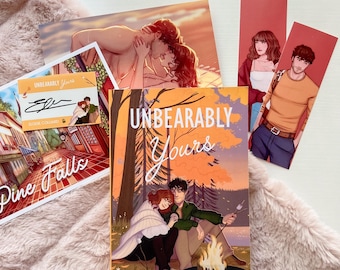 Op de afbeelding: Een boek getiteld "Unbearably Yours" van Elodie Colliar. De cover toont een stel dat bij een kampvuur in een bos zit. Het boek wordt omringd door andere items, waaronder een ansichtkaart met de tekst "Pine Falls" en twee bladwijzers met illustraties van stellen.