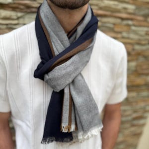 Écharpe homme en coton ,  Navy & bande camel , Tissage chevron- idée cadeau pour lui, tendance 2026