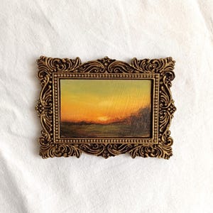 piccolo paesaggio tonalista dipinto a olio originale in cornice decorata in stile vintage fatta a mano, arte con cornice dorata antica, dipinto di paesaggio al tramonto malinconico