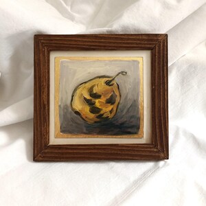 Naturaleza muerta de pera dorada, pintura al óleo original de bodegón pequeño, obra de arte enmarcada en madera hecha a mano, arte auténtico pintado a mano, pintura de pera