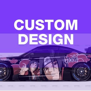 Könnte beinhalten: Ein schwarzes Sportwagen mit einem individuellen Design mit Anime-Charakteren und Wolkenmotiven. Das Auto hat einen Spoiler und den Text "CUSTOM DESIGN" in Weiß. Die Räder haben blaue Akzente und der Name "Itachi" ist sichtbar.