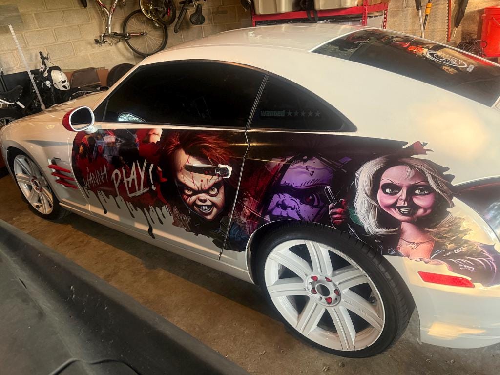 チャッキーの車用ステッカー：ホラー映画のキャラクターデコレーション