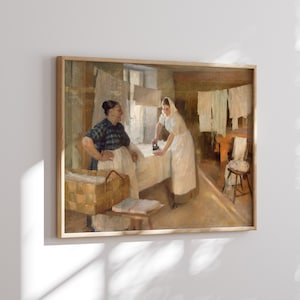 Op de afbeelding: Een schilderij van twee vrouwen in een kamer met een bed en een stoel. De vrouw links draagt een blauw-witte jurk en houdt een mand vast. De vrouw rechts draagt een witte jurk en strijkt een kledingstuk.