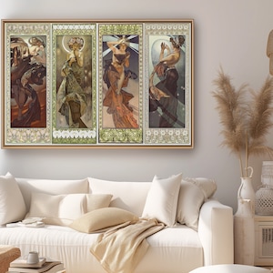 Könnte beinhalten: Ein Satz von vier gerahmten Kunstdrucken, die eine Frau in einem fließenden Kleid zeigen, wobei jeder Druck eine andere Phase des Mondzyklus darstellt. Die Drucke sind im Vintage-Stil mit verzierten Rahmen.