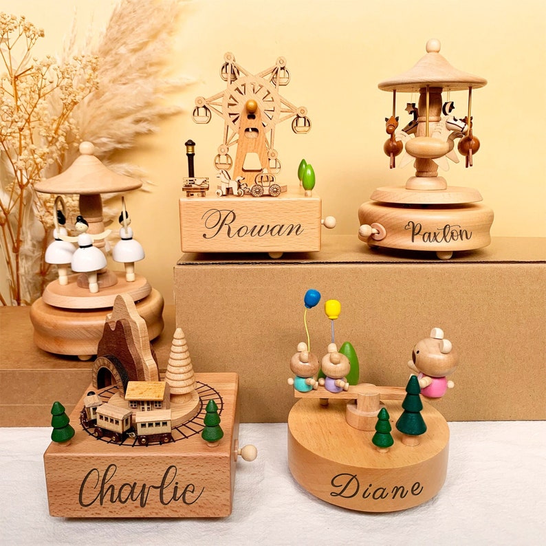Benutzerdefinierte Holzzug-Spieluhr/Holzspielzeug für Babys, personalisierte Spieluhr aus Holz/Baby-Geburtstagsgeschenke für Kinder/Baby-Spieluhr aus Holz Bild 1