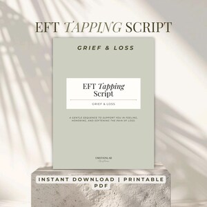 Może przedstawiać: Jasnozielony plik PDF do wydruku zatytułowany "EFT Tapping Script" z podtytułem "Grief & Loss". Okładka zawiera tekst "Delikatna sekwencja, która wspiera odczuwanie, honorowanie i łagodzenie bólu."