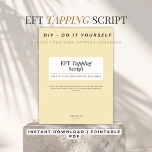 Puede incluir: Un libro amarillo claro titulado "EFT Tapping Script" con el subtítulo "Crea tu propia secuencia de tapping". La portada incluye el texto "DIY - Do It Yourself" y "Una guía para rellenar que te ayudará a tocar cualquier emoción, bloqueo u objetivo: tu kit de autocuración."