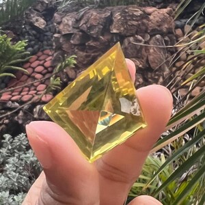 Natural Lemon Quartz Gemstone, Trillion shape with cutting  Gold Lemon Quartz Faceted Cut Gemstone Top Quality Lemon Quartz Gemstone 47Ct