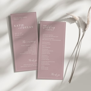 Op de afbeelding: Twee mauve trouwprogramma's met witte tekst. Het linkerprogramma vermeldt de namen van het paar, de datum en de ceremoniedetails. Het rechterprogramma vermeldt de bruiloftsgasten. Een takje gedroogde bloemen staat op de achtergrond.