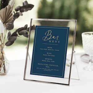 Pode incluir: Um sinal de menu de bar azul e dourado com o texto "Bar Menu" em uma fonte cursiva. O menu inclui cerveja, vinho, bebidas alcoólicas e um coquetel exclusivo, o Mojito.