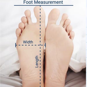 Pu&ograve; includere: Immagine che mostra due piedi nudi con linee blu che indicano la misurazione del piede. Il testo "Foot Measurement" &egrave; in alto, con "Width" e "Length" etichettati sui piedi. I piedi sono su una superficie bianca.