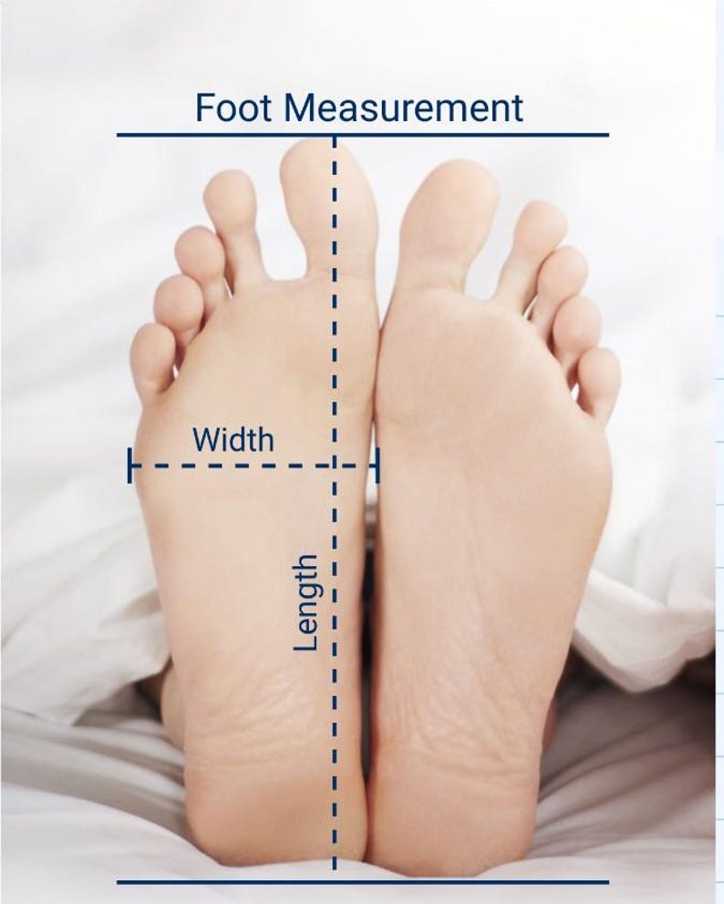 Pu&ograve; includere: Immagine che mostra due piedi nudi con linee blu che indicano la misurazione del piede. Il testo "Foot Measurement" &egrave; in alto, con "Width" e "Length" etichettati sui piedi. I piedi sono su una superficie bianca.