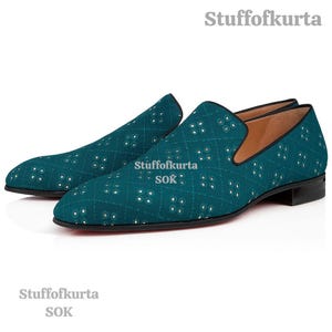 Pu&ograve; includere: Scarpe slip-on color teal con un motivo geometrico a pois bianchi. Le scarpe hanno suola e finiture nere e il marchio "Stuffofkurta" &egrave; visibile. Calzature eleganti.