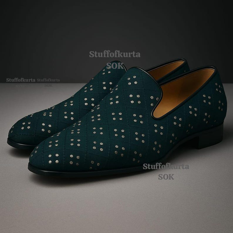 Pu&ograve; includere: Un paio di scarpe slip-on verde scuro con un motivo trapuntato a piccoli pois argentati. Le scarpe hanno un tacco basso e un interno in pelle. Il marchio "Stuffofkurta SOK" &egrave; stampato sul lato.