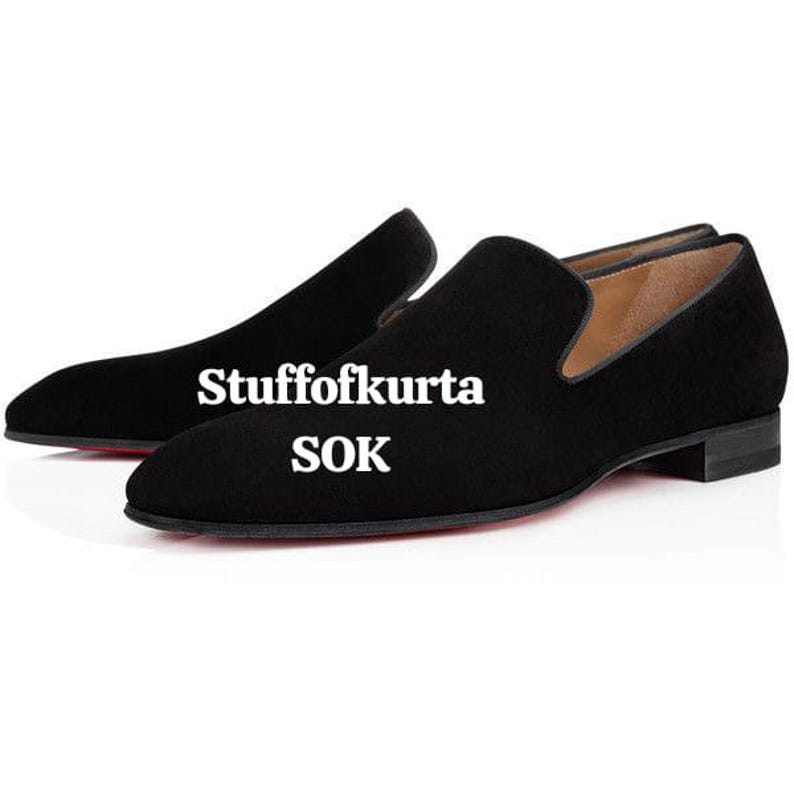 Pu&ograve; includere: Scarpe slip-on in camoscio nero con tacco basso e suole rosse. Le scarpe hanno la punta arrotondata e un design classico. Il testo "Stuffofkurta SOK" &egrave; stampato sul lato.