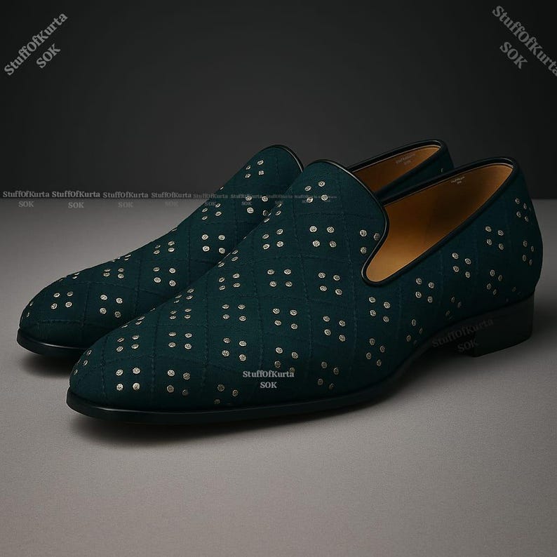Pu&ograve; includere: Un paio di scarpe slip-on verde scuro con un motivo trapuntato e piccoli abbellimenti color argento. Le scarpe hanno una punta arrotondata e un tacco basso. Il testo "StuffofKurta SOK" &egrave; visibile sul lato.