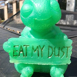Resin Desk Turtle “Eat My Dust” – Funny Desk Decor, Cute Turtle Figurine, Office Humor Gift, Whimsical Resin Accent