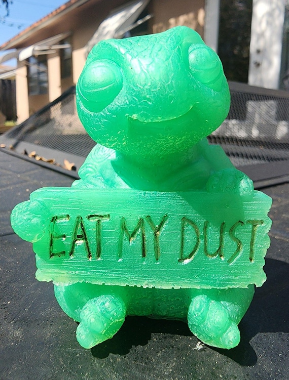 Resin Desk Turtle “Eat My Dust” – Funny Desk Decor, Cute Turtle Figurine, Office Humor Gift, Whimsical Resin Accent