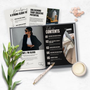 Puede incluir: Un libro de trabajo en blanco y negro con el título "Desatando tu potencial creativo" y una tabla de contenido. El libro de trabajo está abierto en una página con el título "Hey, I'm Olivia" y un mensaje sobre cómo construir una fuerte presencia en línea. El libro de trabajo está sobre una superficie blanca con una planta verde, un bolígrafo y una vela.