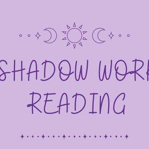 以下が含まれることがあります： 薄い紫色の背景に「SHADOW WORK READING」というテキストが書かれた、紫と白のグラフィックデザイン。デザインには、目のある手、太陽、月、星が含まれています。