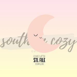Puede incluir: Una luna creciente de color rosa claro con los ojos cerrados y una boca sonriente. La imagen tiene el texto "southern cozy" en escritura cursiva y "COOKIE CUTTER STL FILE DOWNLOAD" en negrita, sin serif.