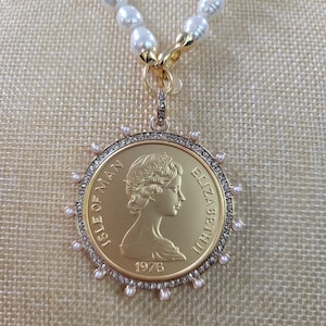 Collier de perles de verre noué à la main avec pendentif de reproduction de pièce de monnaie de la reine Elizabeth II