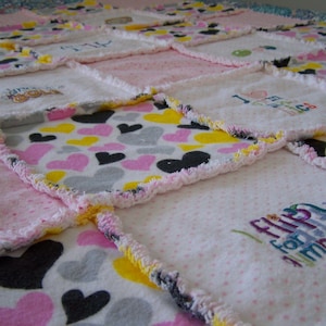 Rag Quilt für Kleinkind oder Baby - Weiche kuschelige Flanelldecke - Bestickter kleiner Sportbecher