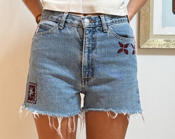 Raten Sie Denim Shorts mit Red Ink