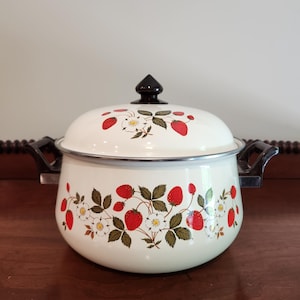 Sheffield Strawberries &#39;n Cream Enamel Large Stock Pot