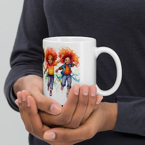 Afrikanische amerikanische Mädchen bunte Afros Händchen haltend weiße glänzende Tasse