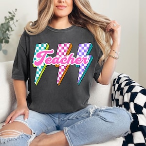 Karierter Blitz Lehrer Png, Zurück in der Schule Png, Neon Lehrer Shirt Png, Retro Lehrer Png, Karierter Lehrer Png, Png-Bundle