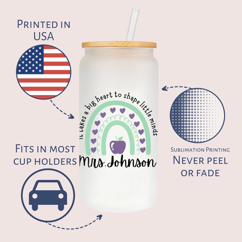 Puede incluir: Un vaso blanco con un dise&ntilde;o de arco&iacute;ris verde y morado, una manzana roja y el texto "Se necesita un gran coraz&oacute;n para moldear las peque&ntilde;as mentes Sra. Johnson". El vaso tiene una tapa de madera y una pajita.